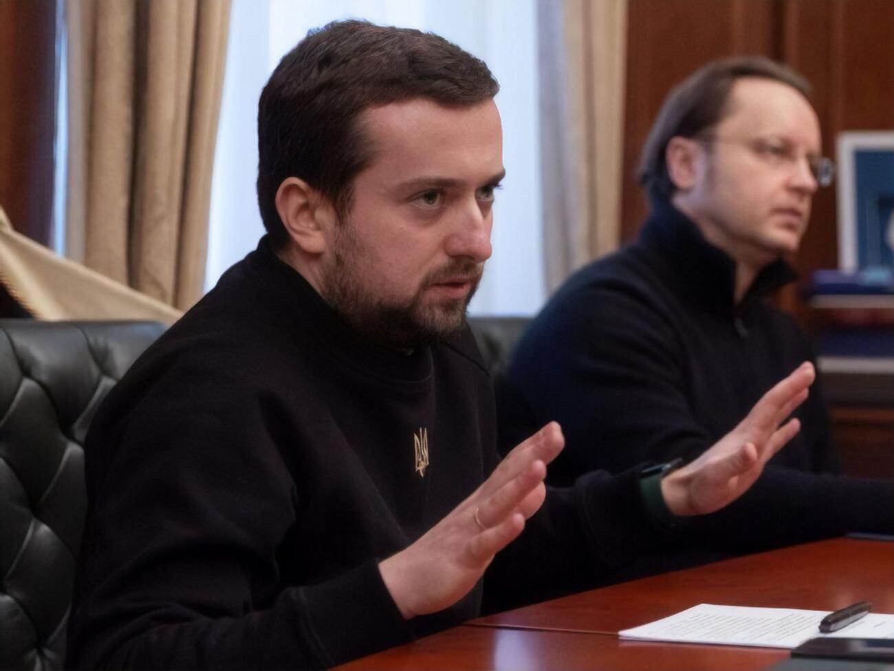 Тимошенко просив ДПСУ про дозвіл на виїзд за кордон підлеглого, щоб той оформив йому та його сину візи, повідомили в НАЗК