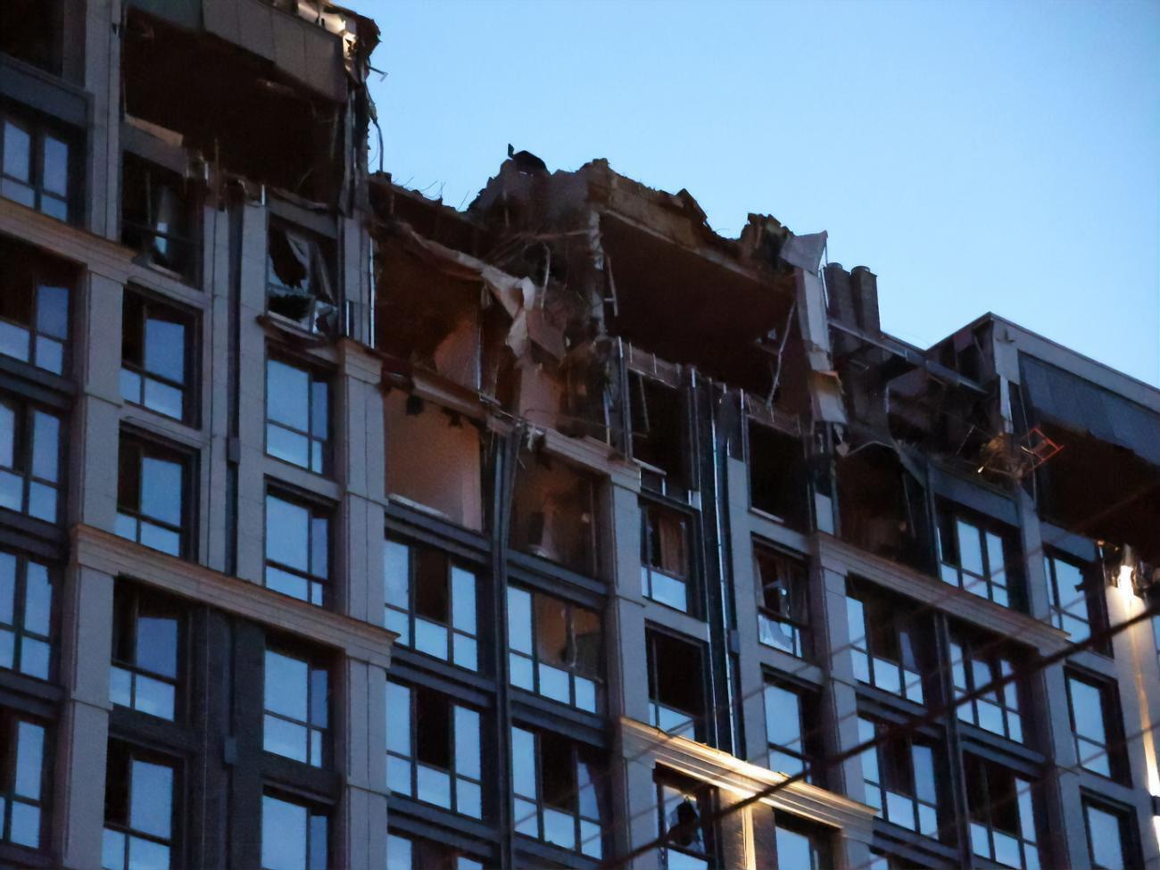 В результате российской ракетной атаки по многоэтажке в Днепре пострадали четверо мужчин и бабушка, отметили в МВД Украины