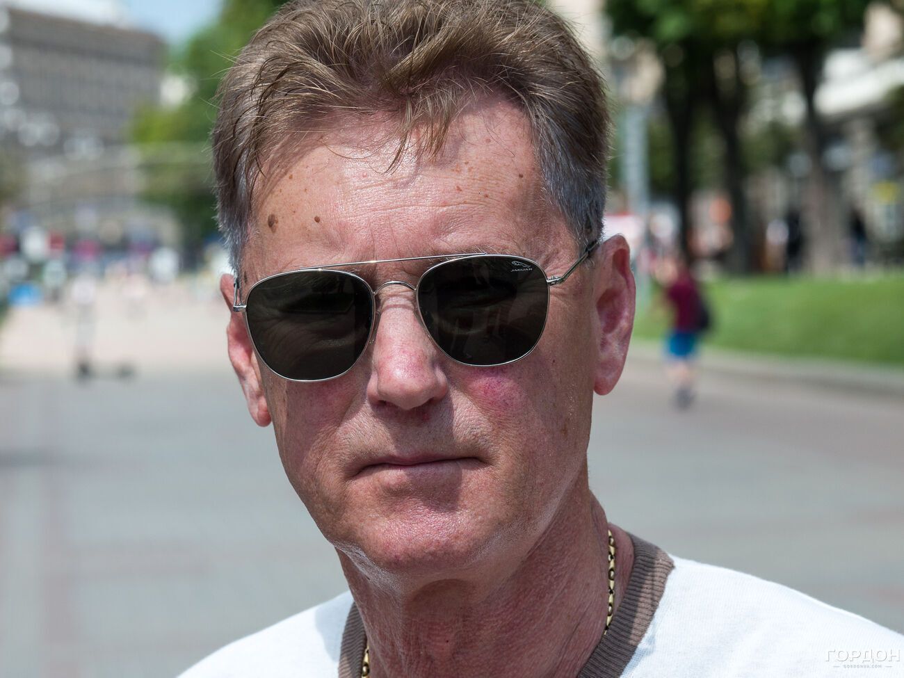 Буряк: Я не знал, что такое сберкасса: получал деньги, бросал в тумбочку. Приезжаю – сидит мама, плачет. Все деньги на полу. "Где ты взял деньги?" – "Заработал". – "Ты мне сказки не рассказывай!"