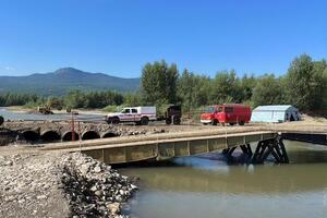 Спасатели и дорожники обустроили две временные автомобильные переправы через реку Тересва
