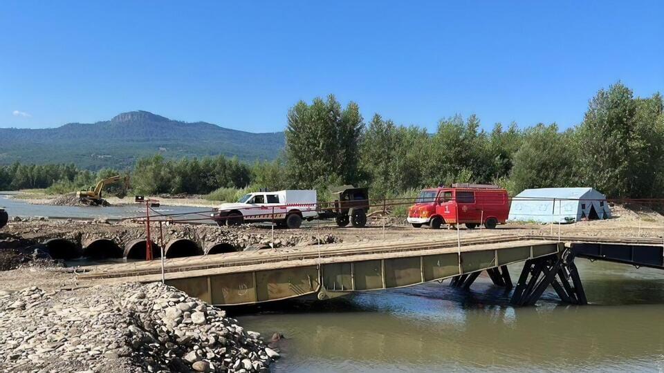 Спасатели и дорожники обустроили две временные автомобильные переправы через реку Тересва