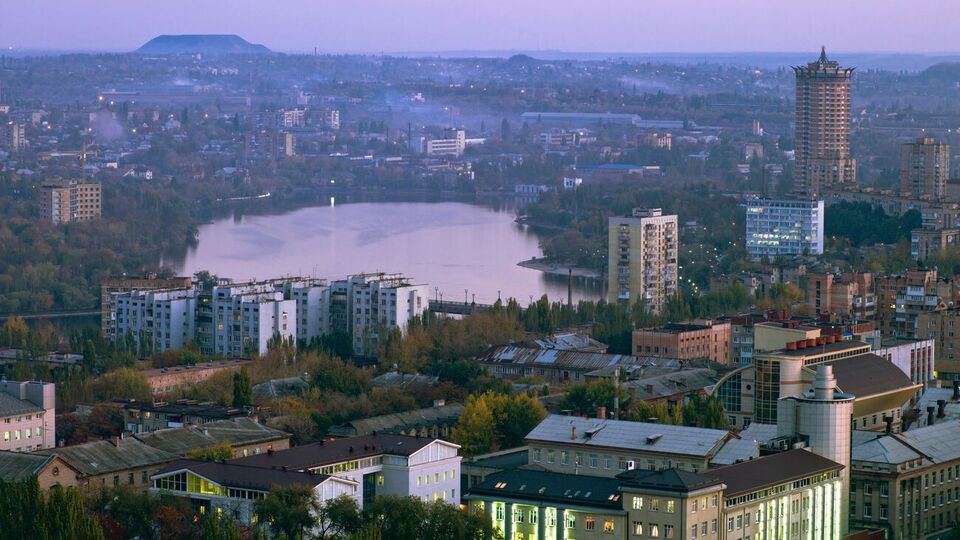 У Донецьку пролунали вибухи, на відео, які постять місцеві канали, чутно детонацію боєприпасів