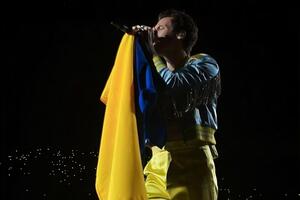 Стайлс на концерті у Варшаві вийшов на сцену в жовто-синьому костюмі