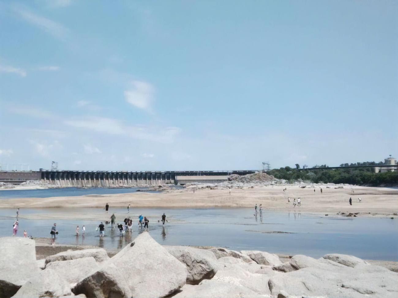 Дніпровська ГЕС – п'ята сходинка каскаду гідроелектростанцій на річці Дніпро, розташована в Запоріжжі