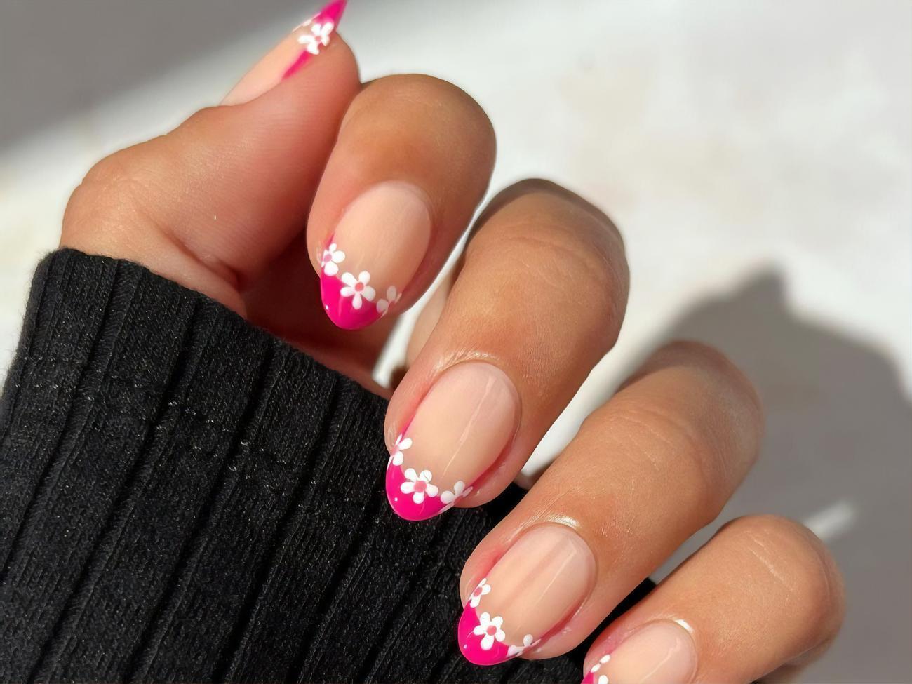 Маникюр выполнен в технике французского