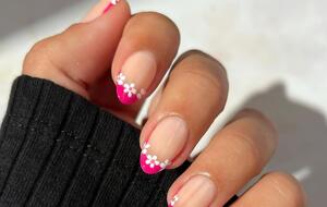 Маникюр выполнен в технике французского