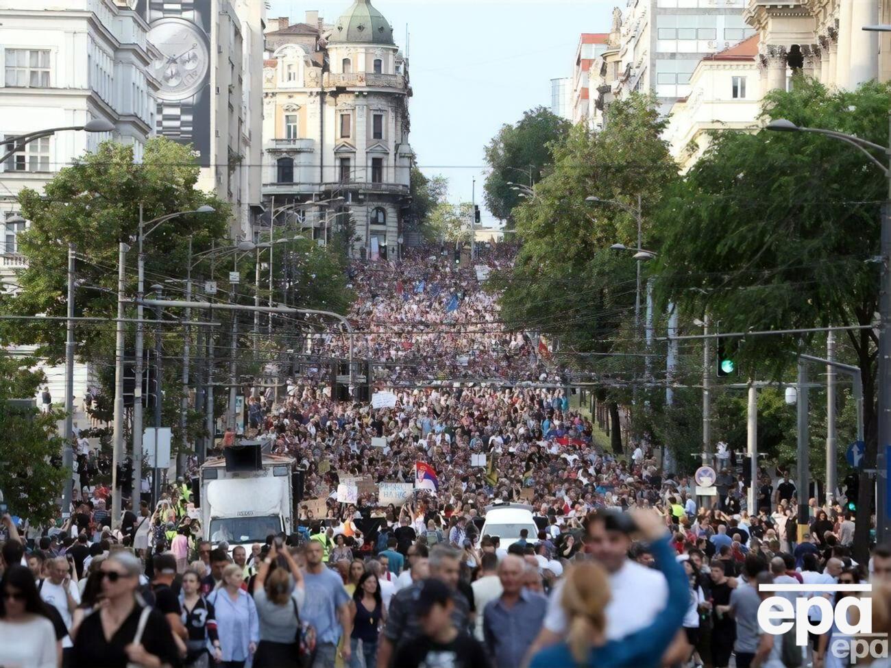 Демонстранти маршем пройшли від будівлі сербського парламенту до телеканала Pink, який підтримує уряд