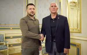 Пенс (справа) 29 июня посетил Украину и провел встречу с Зеленским