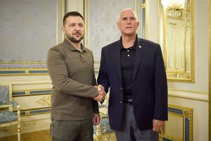 Пенс (праворуч) 29 червня відвідав Україну і провів зустріч із Зеленським