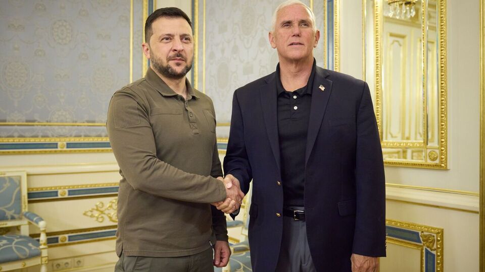 Пенс (справа) 29 июня посетил Украину и провел встречу с Зеленским