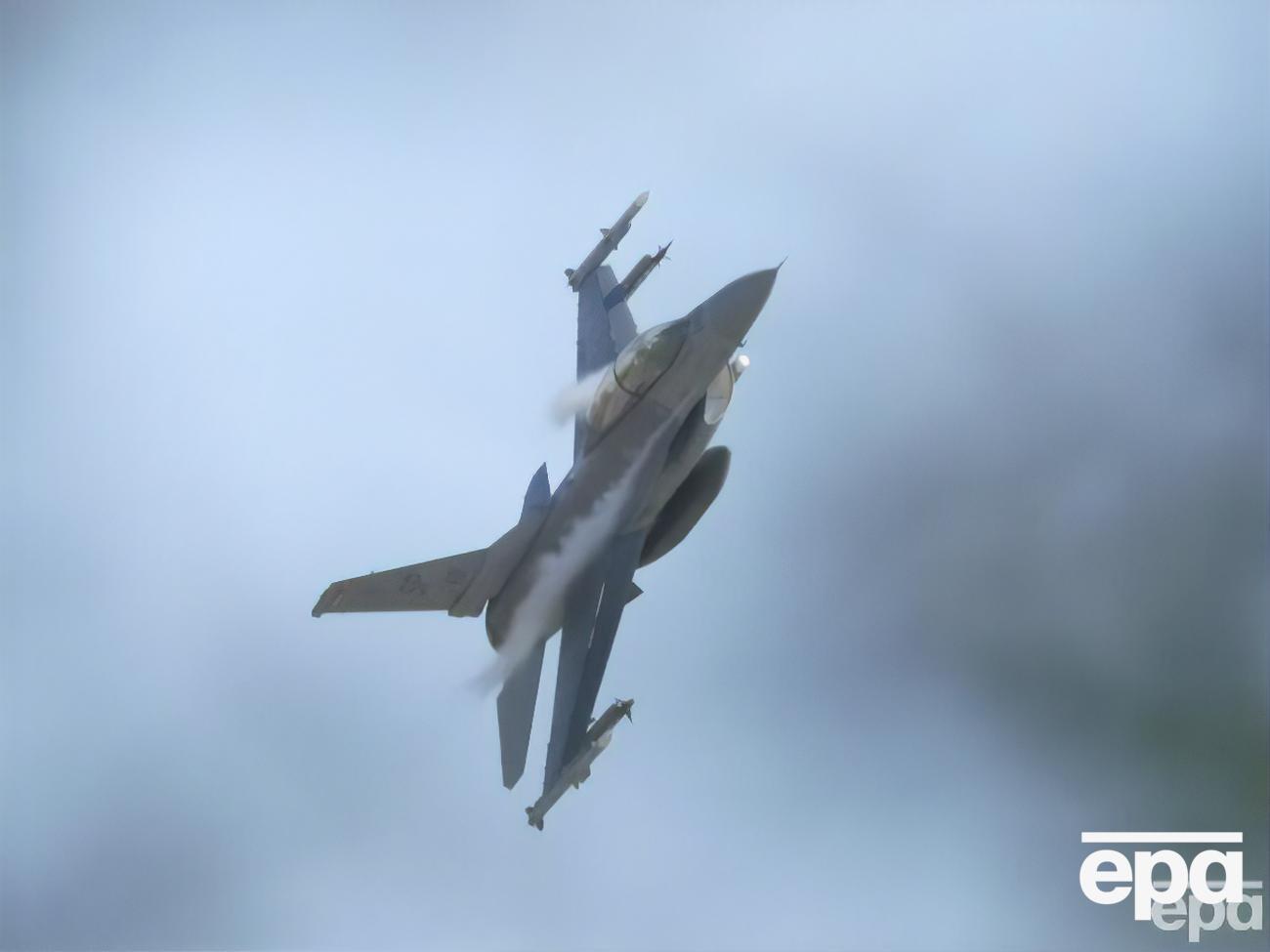 Кулеба объяснил задержку с обучением на F-16
