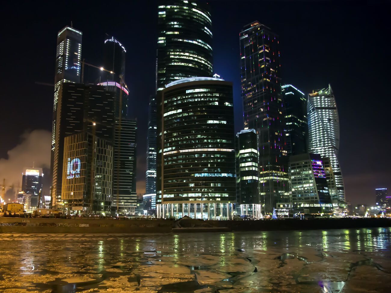 В районе взрыва перекрыто движение