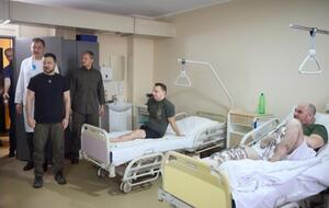 Зеленский пообщался с ранеными военными