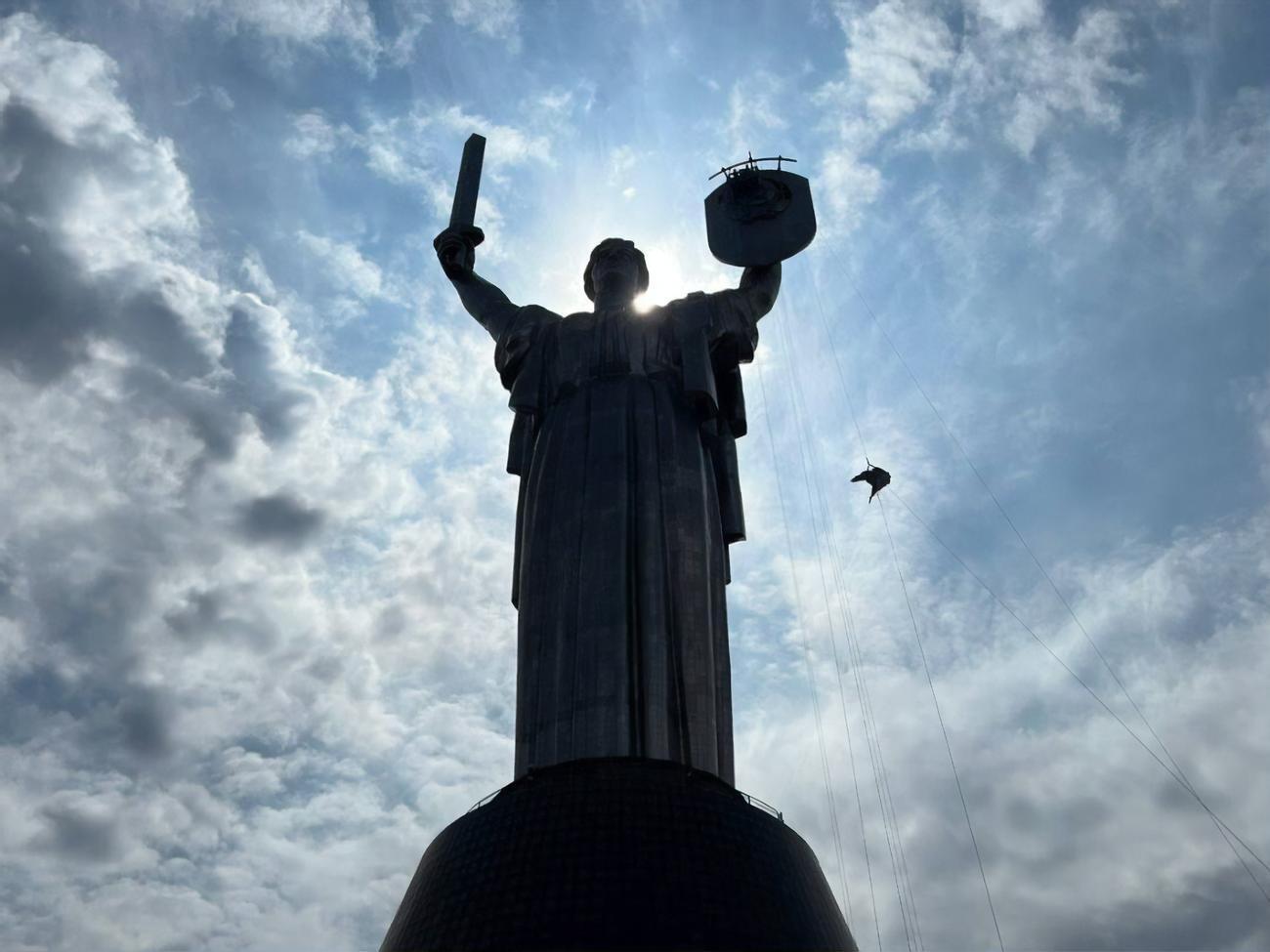На "Батьківщині-матері" розпочали демонтаж герба
