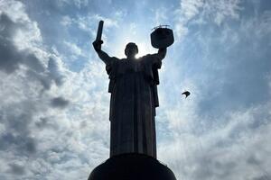 На "Родине-матери" начался демонтаж герба