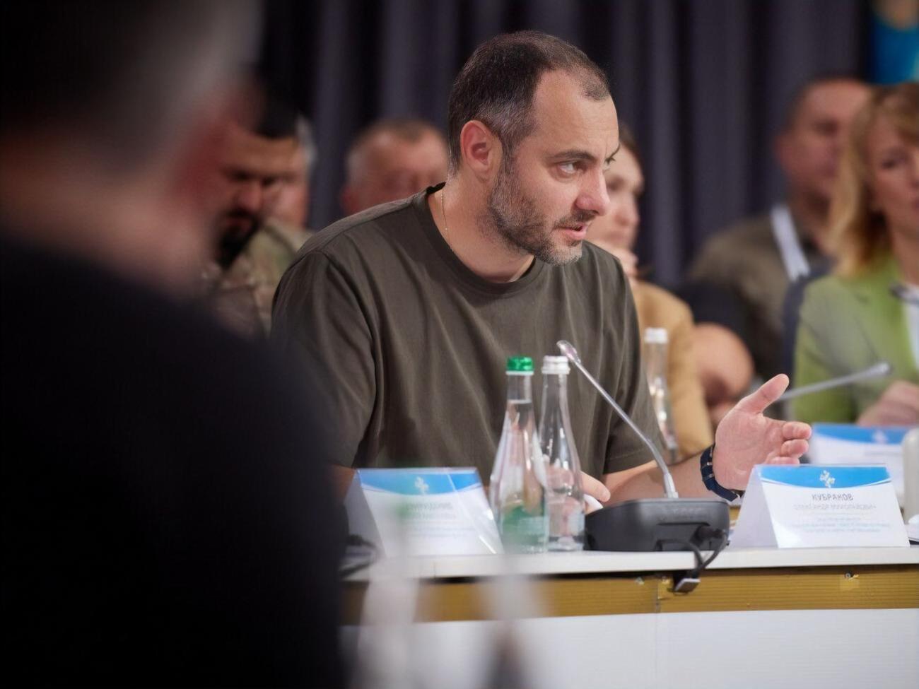 Уровень подготовки объектов ЖКХ к стабильной работе в осенне-зимний период 2023/2024 года составляет около 60%, отметил Кубраков