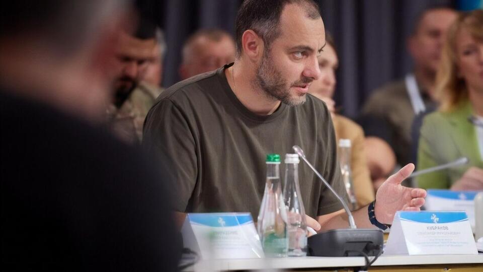 Уровень подготовки объектов ЖКХ к стабильной работе в осенне-зимний период 2023/2024 года составляет около 60%, отметил Кубраков