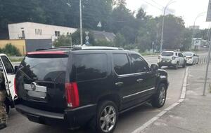 Водителю внедорожника не понравилось, что карета "скорой" спешит с включенными спецсигналами в крайней левой полосе, рассказали в полиции Киева