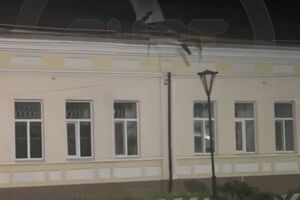 Унаслідок вибуху пошкоджено дах будівлі поліції Трубчевська, також вибито шестеро вікон, зазначили росЗМІ
