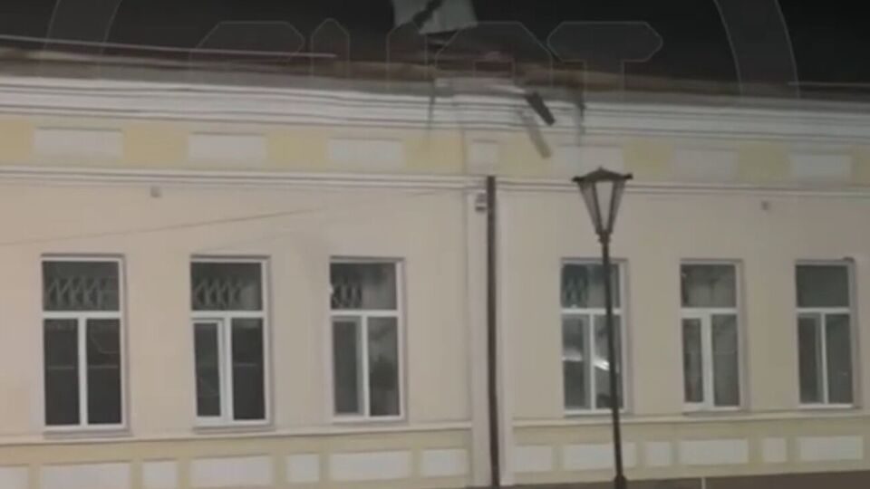 В результате взрыва повреждена крыша здания полиции Трубчевска, также выбито шесть окон, отметили росСМИ