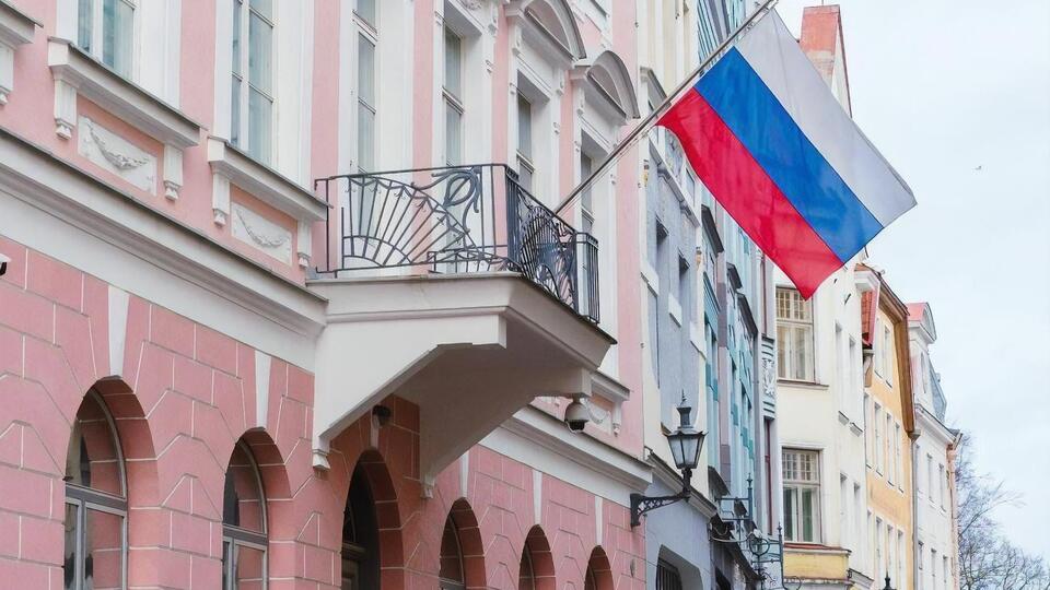 Посольство РФ в Естонії закидали яйцями вночі 30 липня