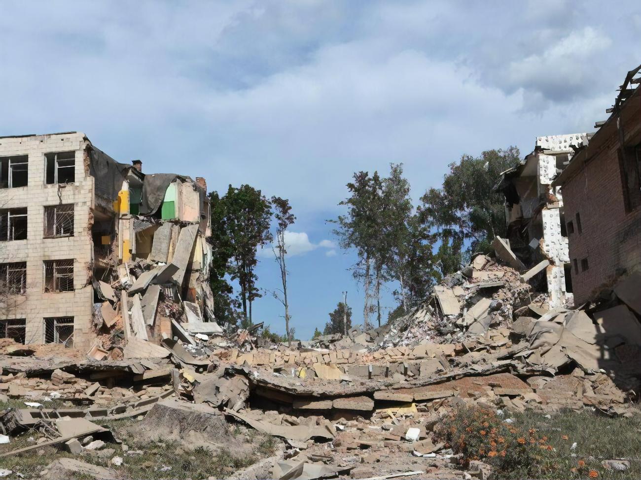 За прошлые сутки в Украине были атакованы 130 населенных пунктов и 91 объект инфраструктуры. На фото – последствия обстрела Сум 29 июля