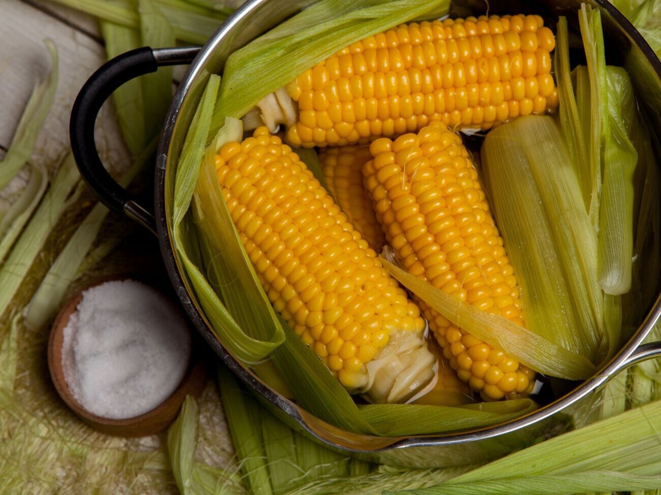 Кукурудзу перед приготуванням необхідно почистити й покласти в холодну воду на дві години