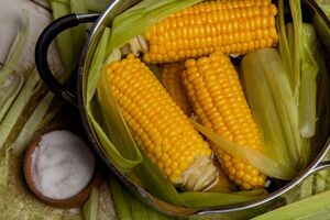 Кукурудзу перед приготуванням необхідно почистити й покласти в холодну воду на дві години