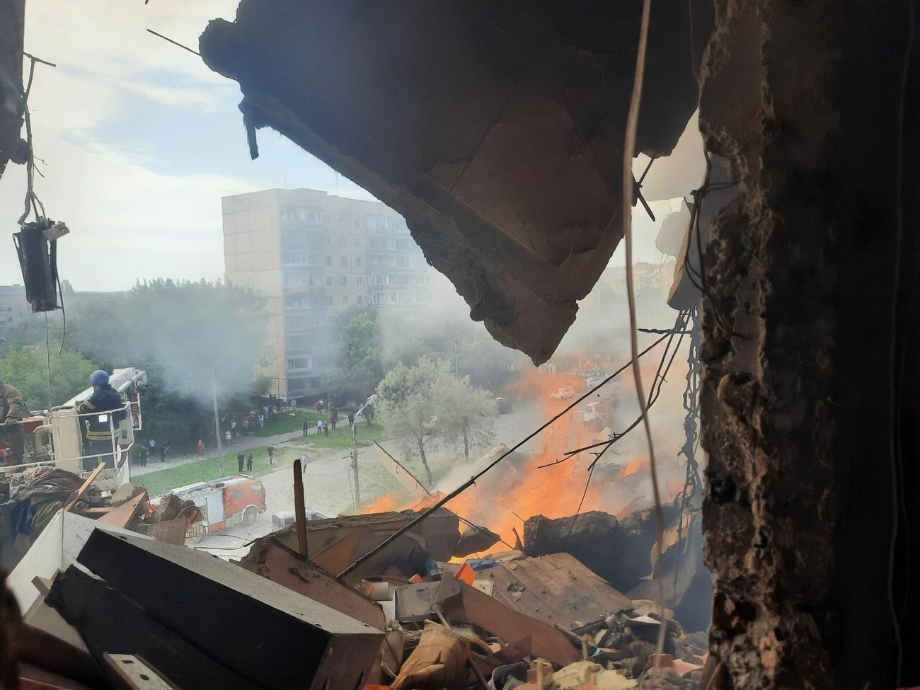 У ДСНС України показали наслідки російського ракетного удару по Кривому Рогу
