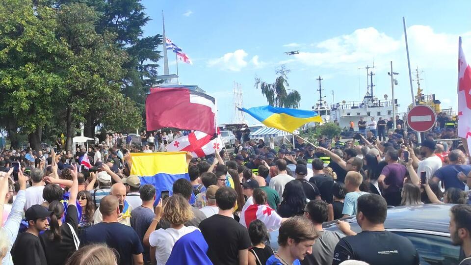 Акция протеста в Батумской гавани началась около полуночи по местному времени и продолжается до сих пор