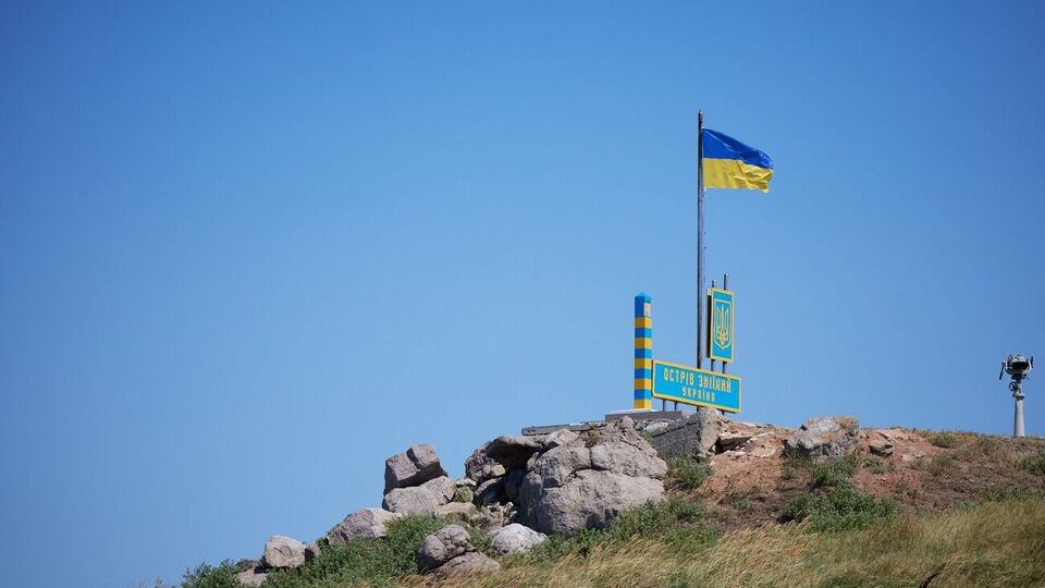 Бомбардування району острова Зміїний можуть бути спрямовані на демонстрування Росією власної присутності там, вважає Гуменюк