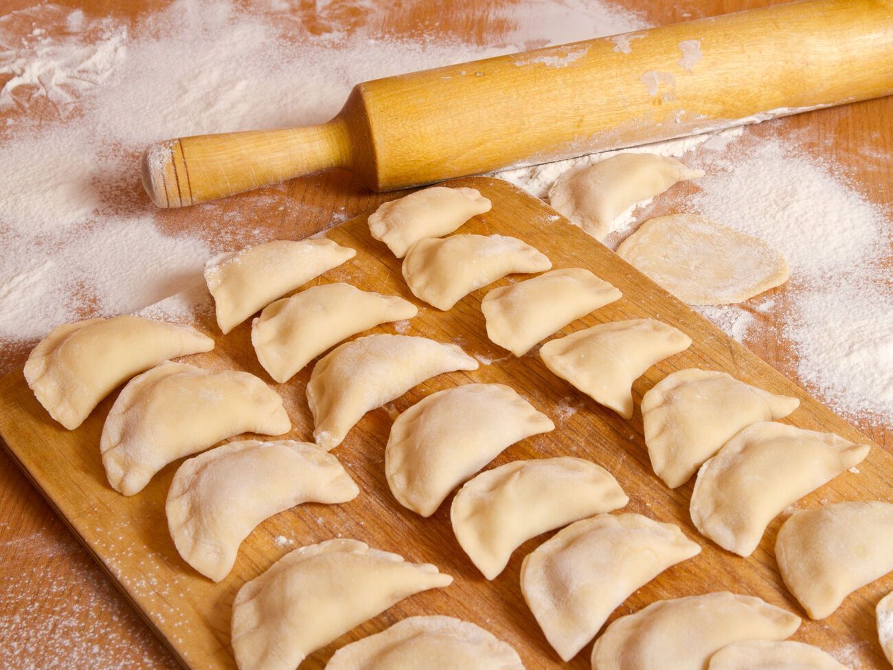 Тісто на вареники необхідно вимішувати приблизно п'ять хвилин