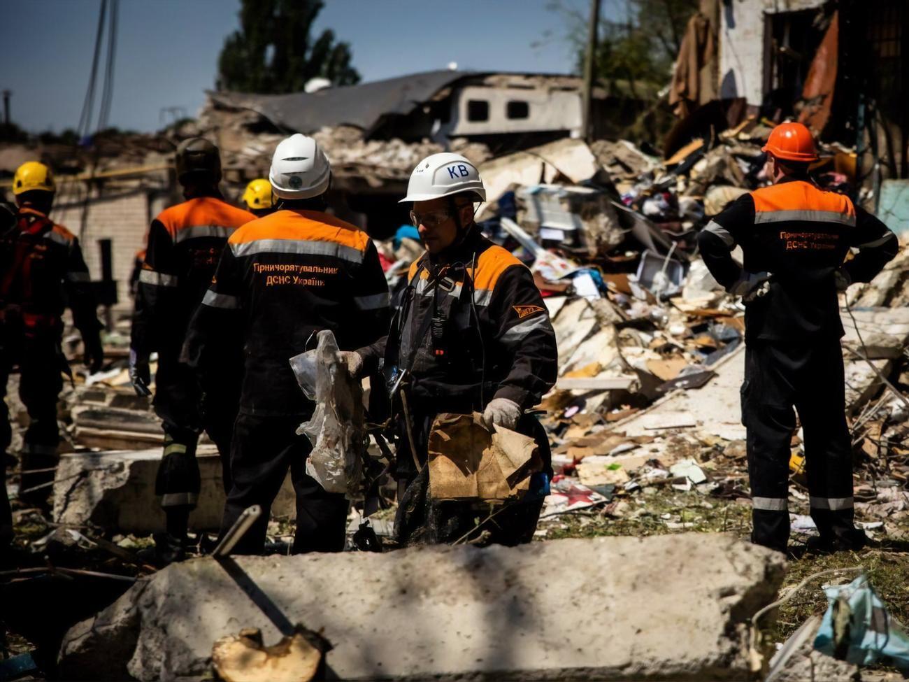 Рятувальники допомогли евакуюватися жителям криворізького будинку, в який влучила ракета окупантів