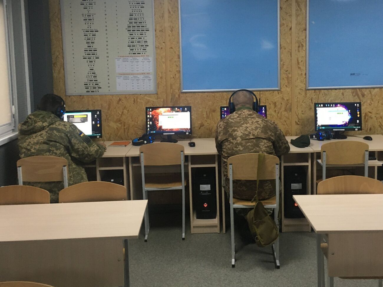 Підприємець уклав угоду з військовою частиною про постачання 1500 комп'ютерів і комплектовання&nbsp;до них, розповіли у ДБР