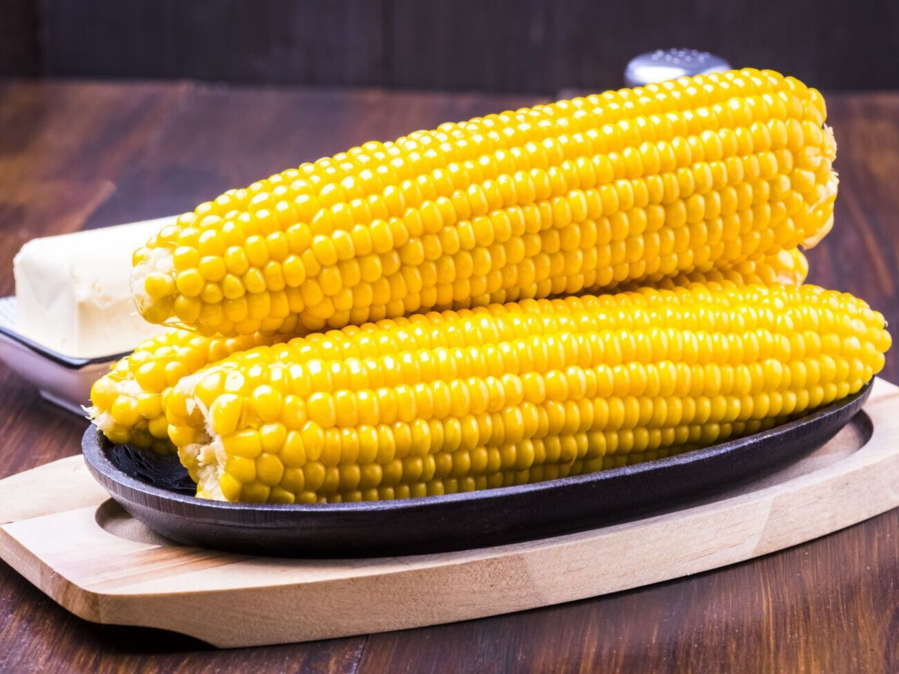Перед запіканням кукурудзу потрібно натерти вершковим маслом