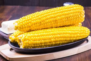 Перед запіканням кукурудзу потрібно натерти вершковим маслом