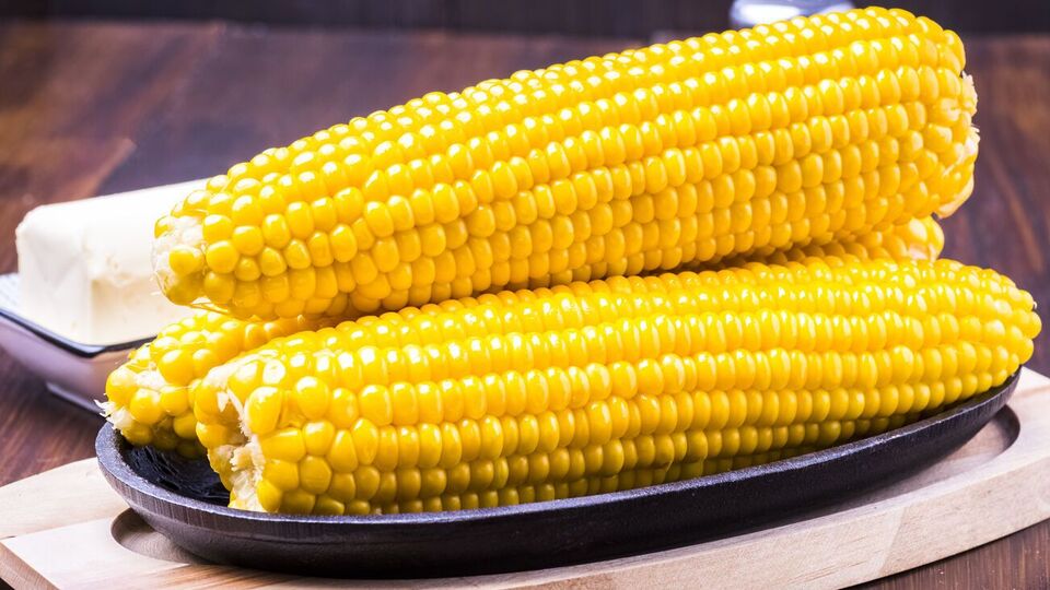 Перед запеканием кукурузу нужно натереть сливочным маслом