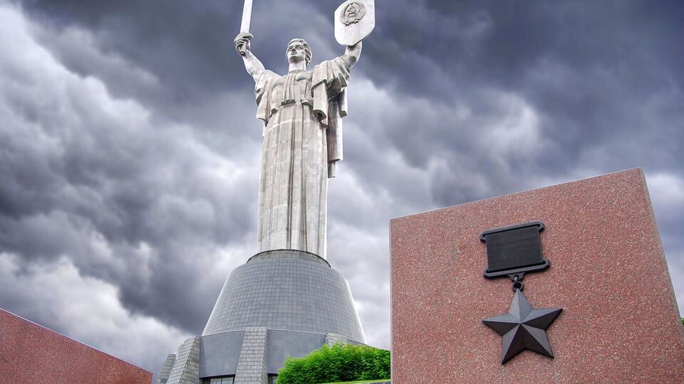 Монумент "Батьківщина-мати" розташований на території музею історії України у Другій світовій війні