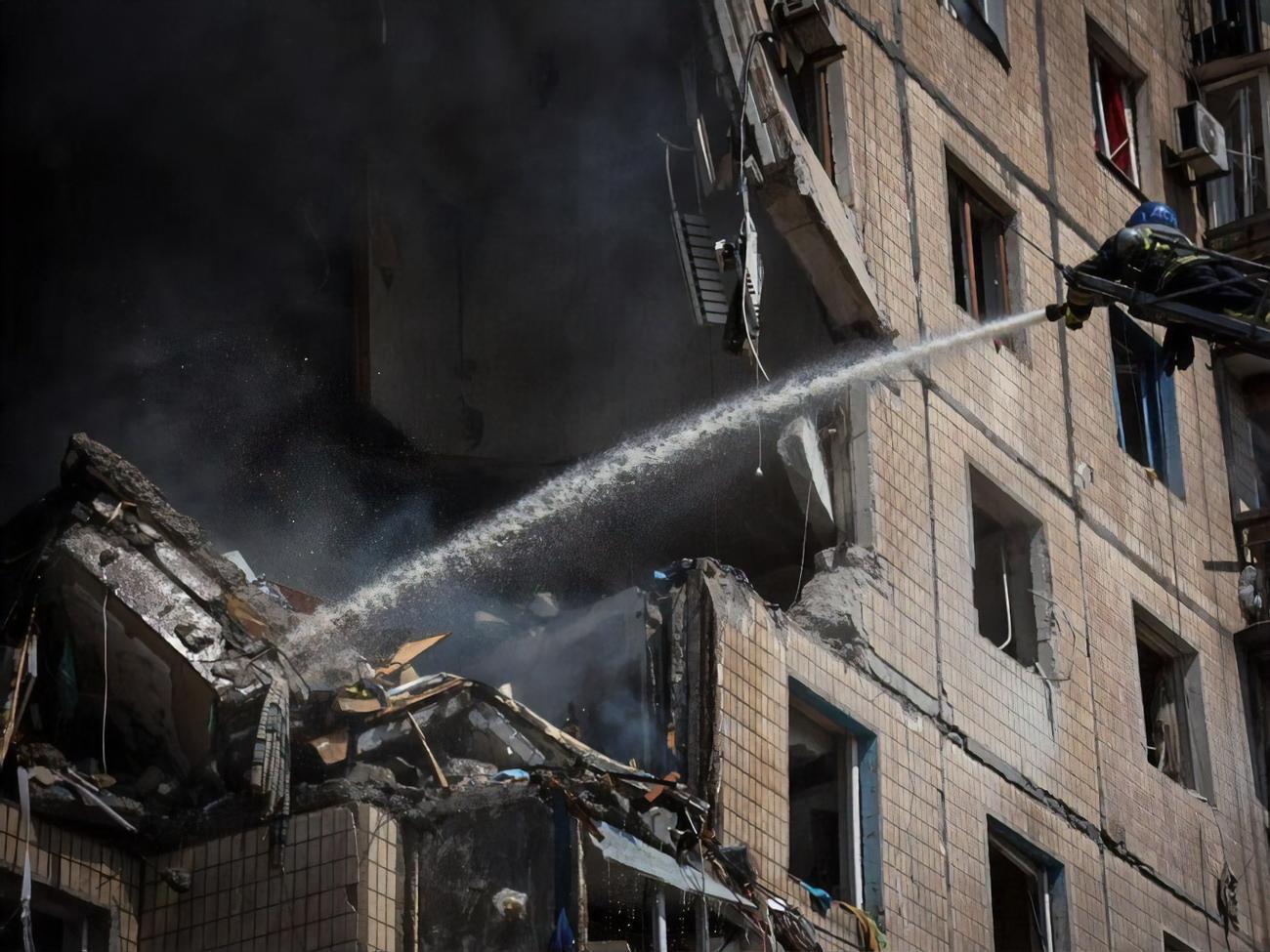 Зеленский: Это были две ракеты "Искандер". Баллистические ракеты против жилого дома