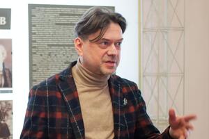 Ступка на своем автомобиле Range Rover въехал в припаркованный Mitsubishi, внутри которого находился 38-летний мужчина