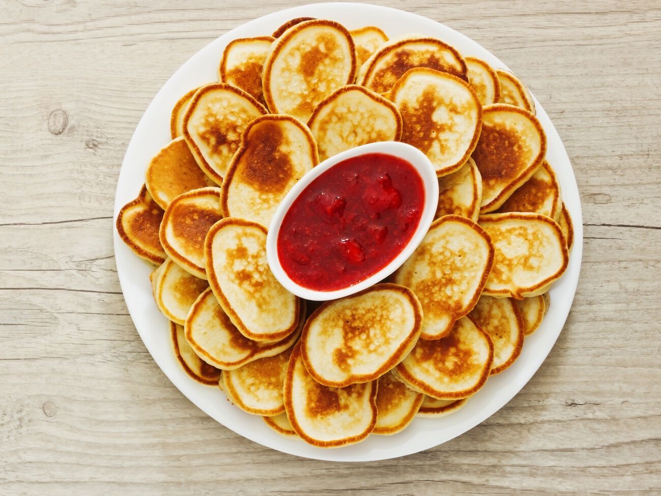 Переворачивать оладьи на сковороде рекомендуется сразу же, как только на них появятся первые пузыри