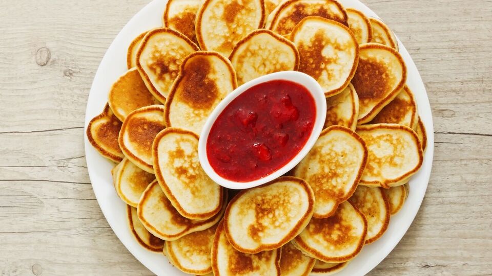 Переворачивать оладьи на сковороде рекомендуется сразу же, как только на них появятся первые пузыри