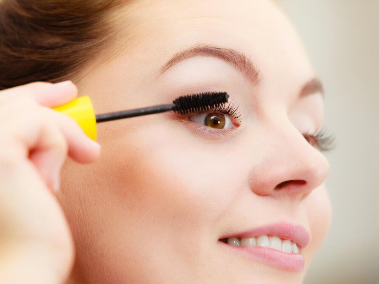 Во время нанесения туши нужно прокручивать щеточку