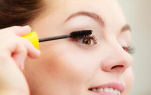 Во время нанесения туши нужно прокручивать щеточку