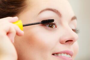 Во время нанесения туши нужно прокручивать щеточку