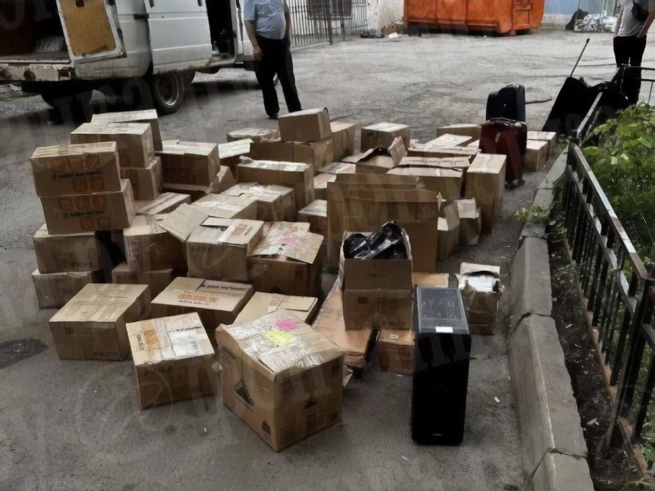 У білій "Газелі" біля готелю "Трезіні" ФСБ 24 червня виявила коробки, повні грошей, зазначали росЗМІ