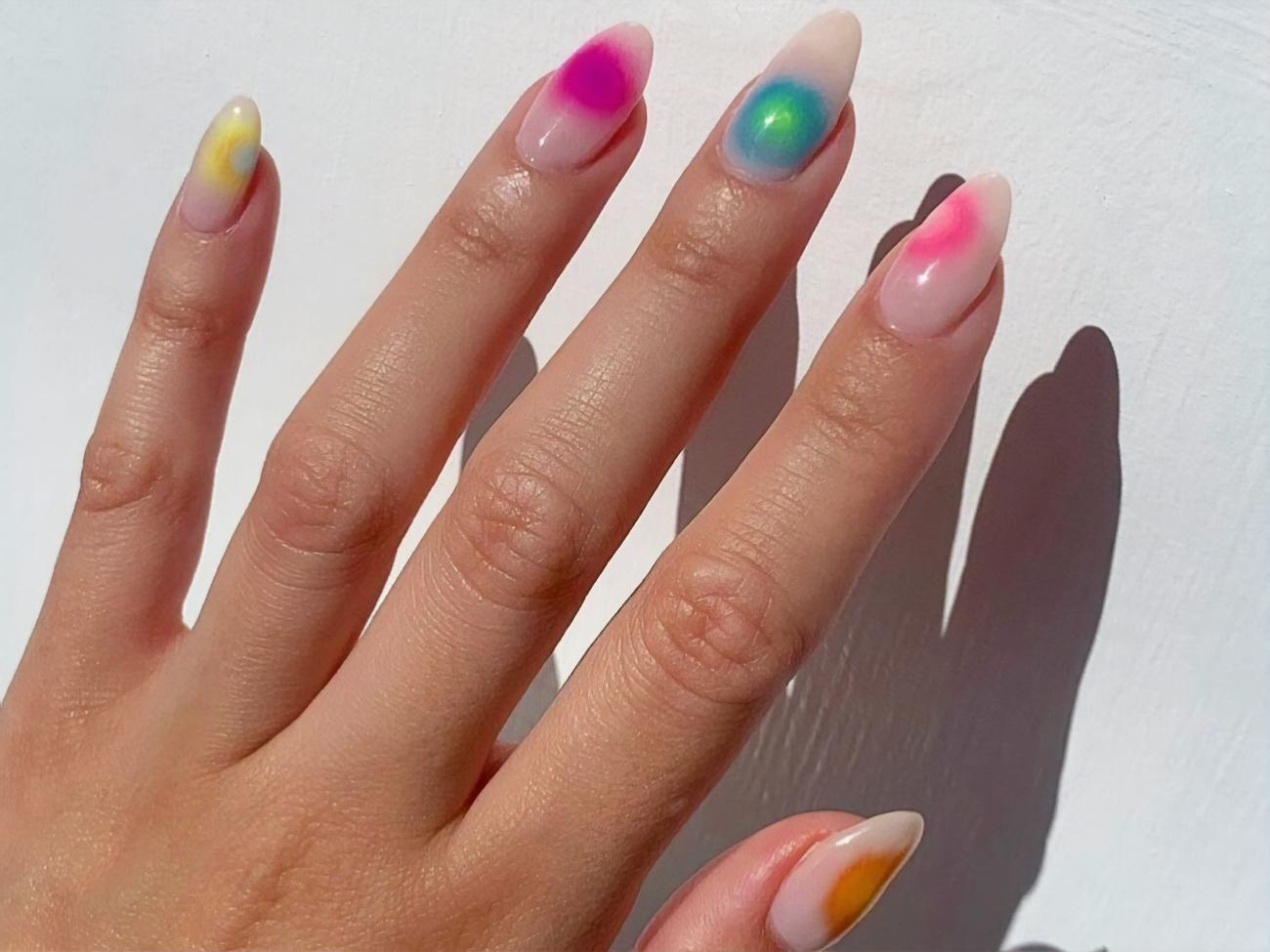 Маникюр с эффектом ауры&nbsp;актуален для всех форм ногтей, но особенно эффектно будет смотреться на овальных или миндалевидных ногтях