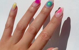 Маникюр с эффектом ауры актуален для всех форм ногтей, но особенно эффектно будет смотреться на овальных или миндалевидных ногтях