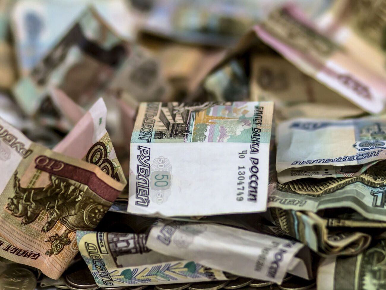 Рубль упал до минимального значения за 15 месяцев