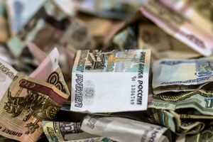 Рубль упал до минимального значения за 15 месяцев